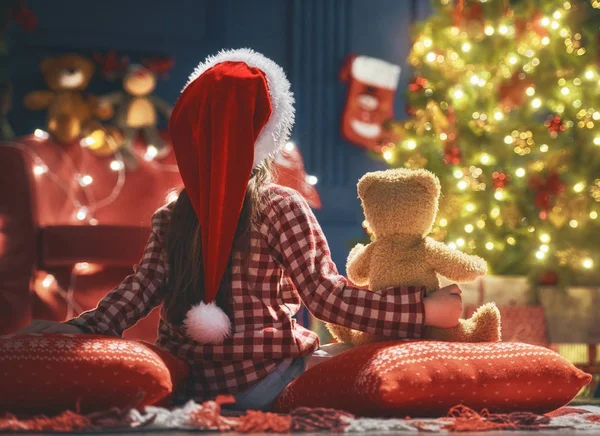 Kid nära julgran. — Stockfoto