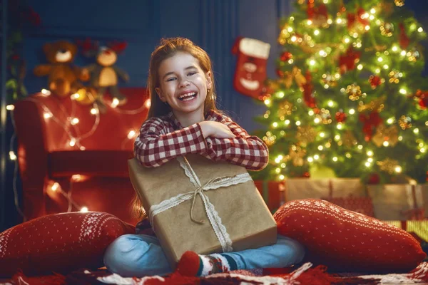 Kind in der Nähe von Weihnachtsbaum. — Stockfoto