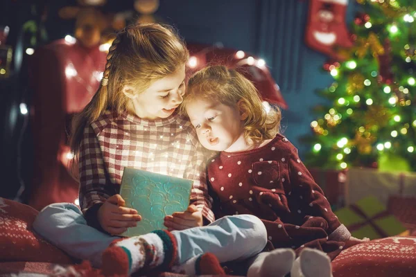Girls with present — Stock Photo, Image