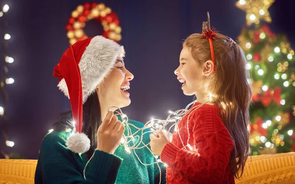 Mamá y su hija cerca del árbol de Navidad — Foto de Stock