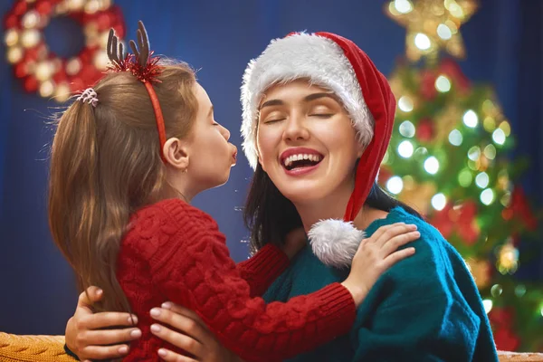 Mãe e filha perto da árvore de Natal — Fotografia de Stock