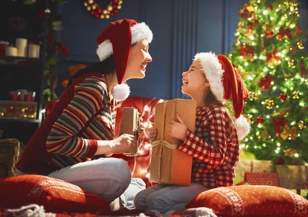 Madre e hija intercambian regalos — Foto de Stock