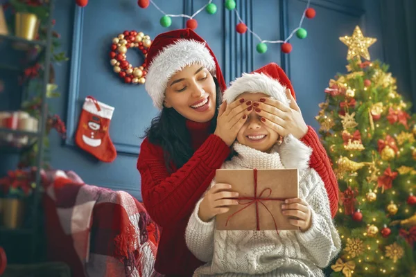 Mor och dotter utbyta gåvor — Stockfoto