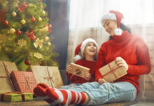 Mother and daughter exchanging gifts — Stock Photo, Image