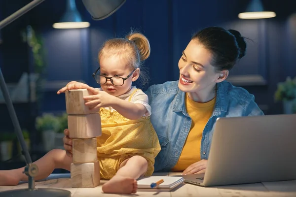 Mor med småbarn arbetar — Stockfoto