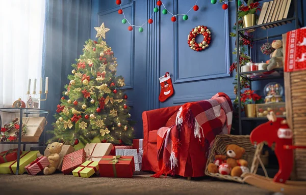 Quarto decorado para o Natal — Fotografia de Stock