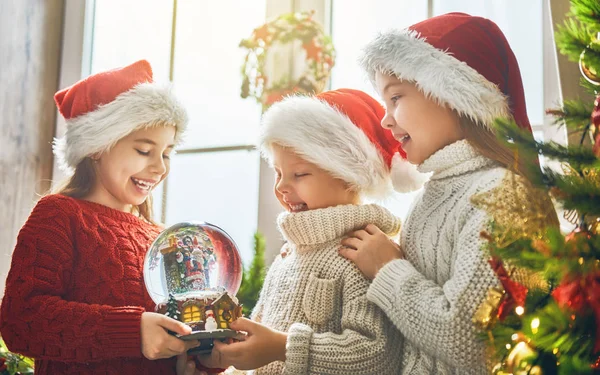 Niños con bola de nieve — Foto de Stock