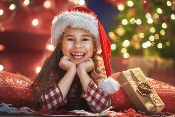 Criança perto da árvore de Natal . — Fotografia de Stock