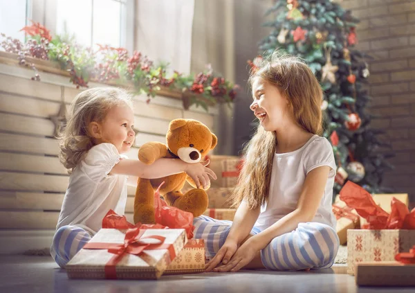 Niñas regalos de apertura —  Fotos de Stock