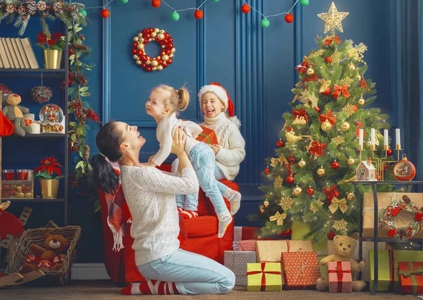 Familia cerca de Árbol de Navidad — Foto de Stock