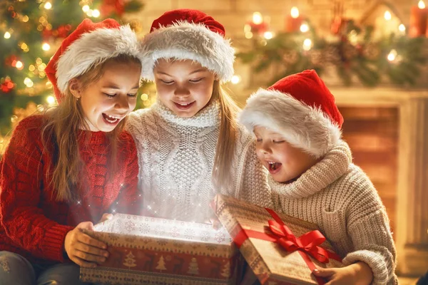 Niños con caja de regalo mágica — Foto de Stock