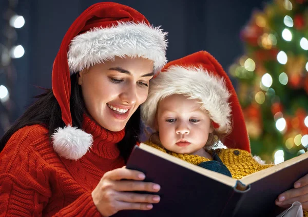 Mamma läser en bok — Stockfoto