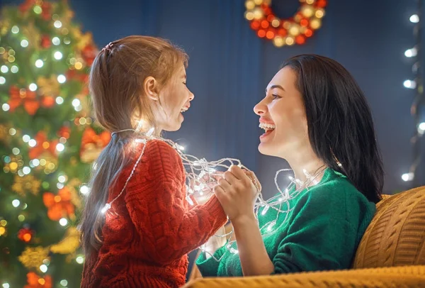 Mutter und Tochter in der Nähe von Weihnachtsbaum — Stockfoto