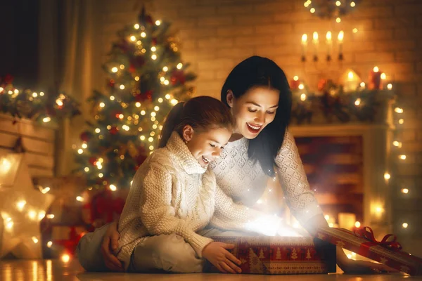 Família com caixa de presente mágico — Fotografia de Stock