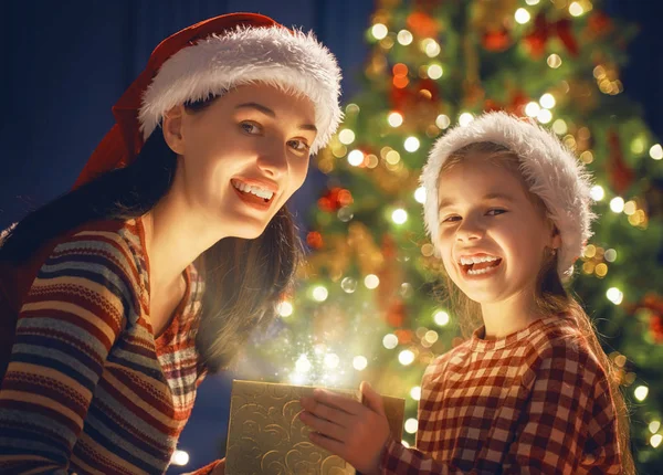 Familie mit magischer Geschenkbox — Stockfoto