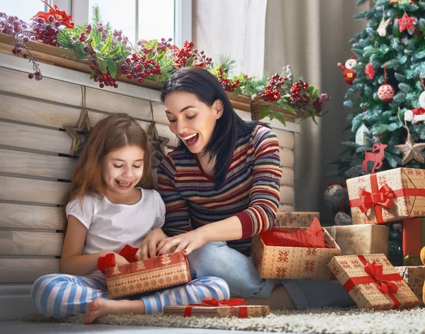 Мати і дочка обмінюються подарунками — стокове фото