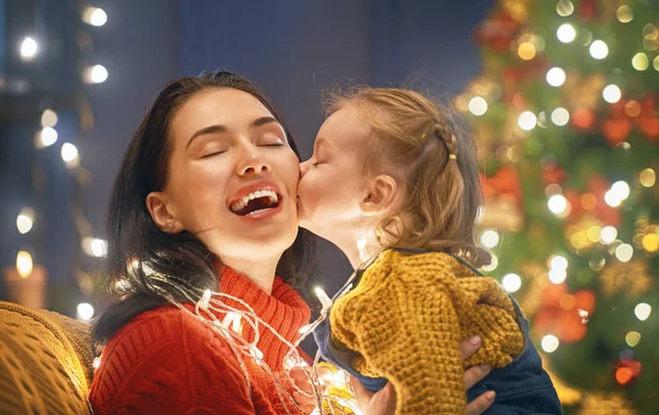 Mamma och dotter nära julgran — Stockfoto