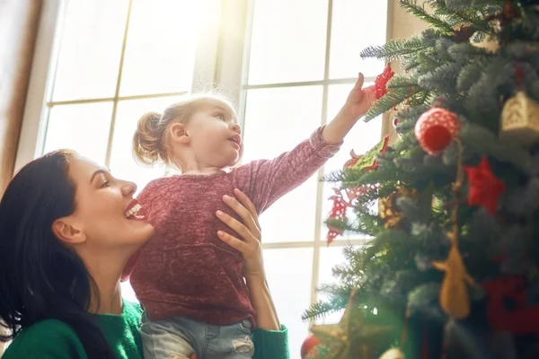 Mama i córka udekorować choinkę — Zdjęcie stockowe