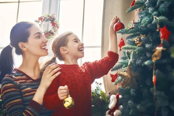 ママと娘は、クリスマス ツリーを飾る — ストック写真