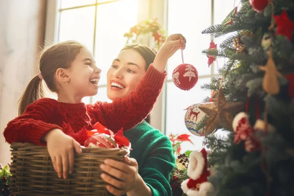 Anne ve kızı Noel ağacı süslemeleri — Stok fotoğraf