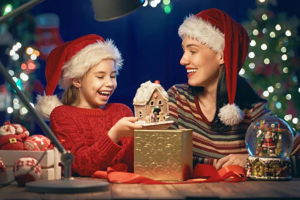 Mamá e hija cerca del árbol de Navidad — Foto de Stock