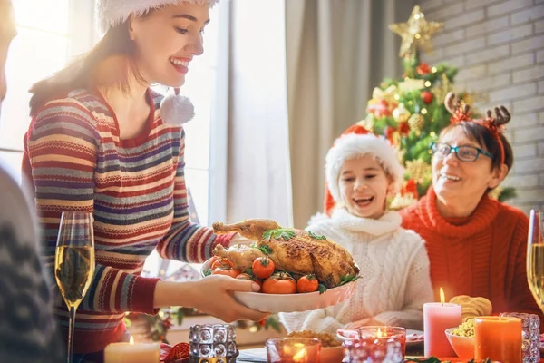 Familie viert Kerstmis. — Stockfoto