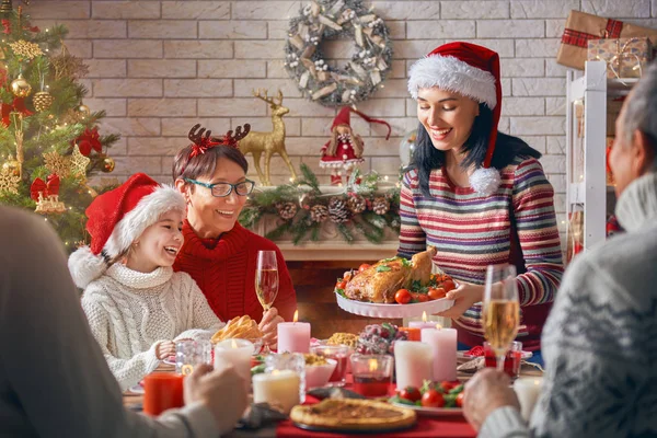 Familie viert Kerstmis. — Stockfoto