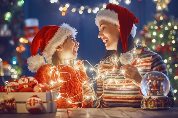 Mamá e hija cerca del árbol de Navidad — Foto de Stock