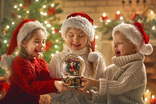 Kinderen met sneeuwbol — Stockfoto