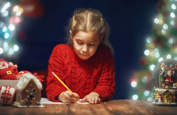 Mädchen schreibt Brief an den Weihnachtsmann — Stockfoto