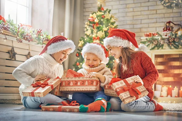 Kinderen met Kerstmis — Stockfoto