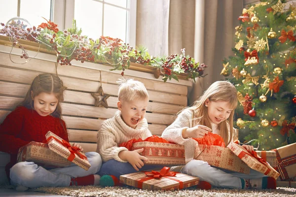 Niños en Navidad — Foto de Stock