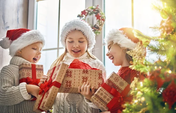 Kinderen met Kerstmis — Stockfoto