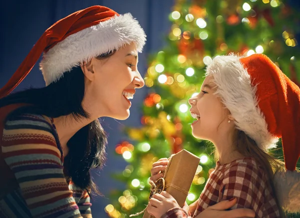 Mother and daughter exchanging gifts — Stock Photo, Image