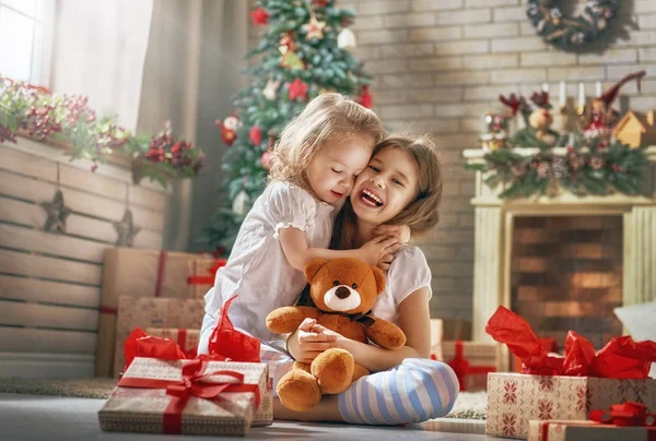 Девушки открывают подарки — стоковое фото