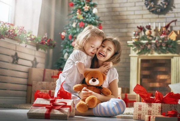 Meninas abrindo presentes — Fotografia de Stock