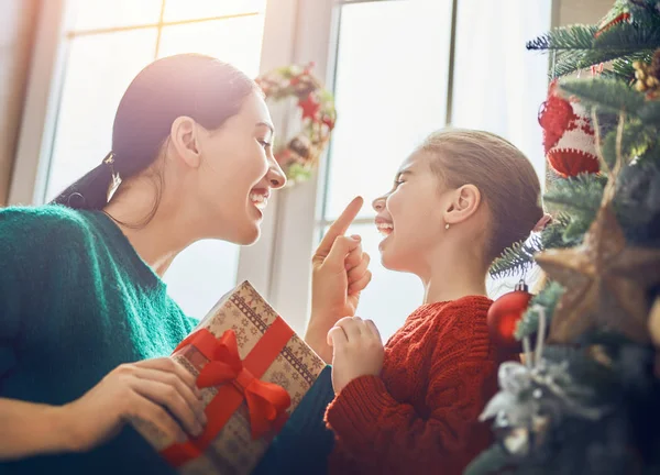 Mamma e figlia vicino all'albero di Natale — Foto Stock