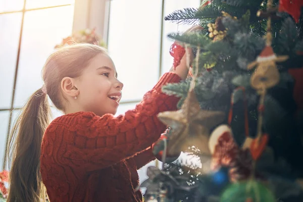 소녀는 크리스마스 트리를 장식 — 스톡 사진