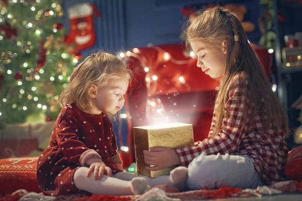 Dívka s darem u vánočního stromu — Stock fotografie