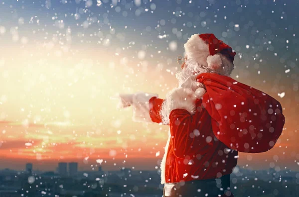 Santa Claus kijken naar stad — Stockfoto