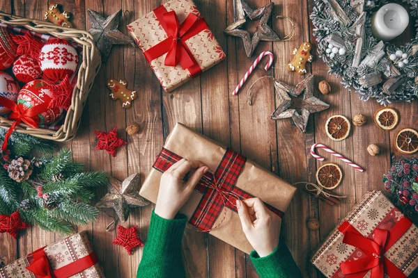 Familie Kerstmis tradities — Stockfoto