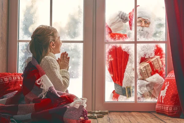 Menina por janela no Natal — Fotografia de Stock