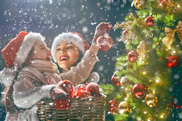 Mamá y su hija decoran el árbol de Navidad — Foto de Stock