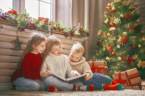 Дети на Рождество — стоковое фото