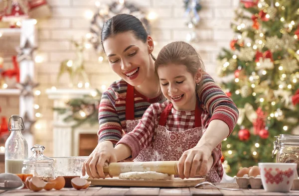 Cozinhar biscoitos de Natal — Fotografia de Stock