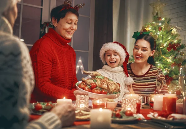 Familie viert Kerstmis. — Stockfoto