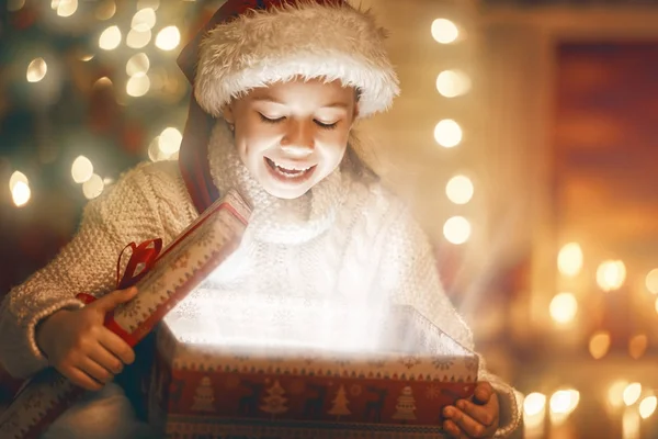 Chica con regalo caja de regalo — Foto de Stock