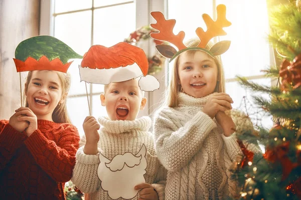 Kinder an Weihnachten — Stockfoto
