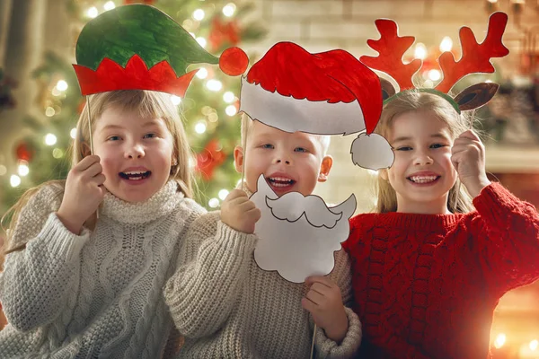 Kinder an Weihnachten — Stockfoto