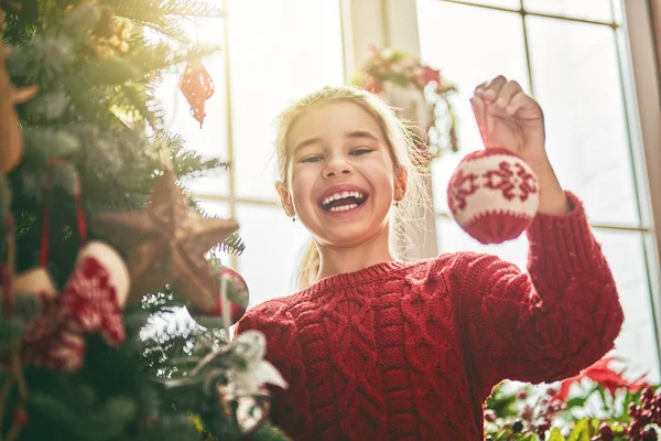 Ragazza sta decorando albero di Natale — Foto Stock